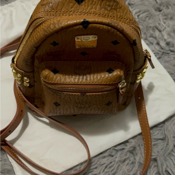 Authentic of MCM

* Good Condition

* It's come with dust bag & authentic cards - Picture 4 of 11